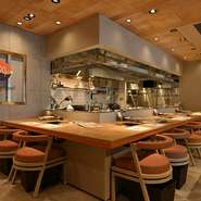 キッチンの様子を間近で眺めることができるカウンター席もあり。ときには1人気ままにお肉と熟成肉を満喫する、そんなリッチなお1人さま体験も可能です。