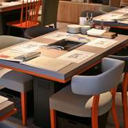 自然と緊張をほぐしてくれるような、オープンな印象のお店づくりも魅力的な要素。スタッフによるオススメ部位の紹介もあるので、はじめての方も安心です。気さくに上質な黒毛和牛熟成肉を堪能できます。