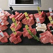 熟成和牛の上物部位や希少部位をリーズ名物に楽しめるスペシャルコース。