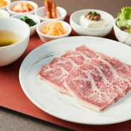 【内容】 ・熟成和牛 ・ライス （大盛可）・キムチ/ナムル6種・小鉢1種・サラダ・スープ