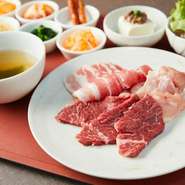 【内容】・大山鶏・三元豚・本日のお肉・ライス（大盛可） ・キムチ/ナムル6種・小鉢1種 ・サラダ・スープ