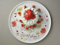 まるごと一頭買いした黒毛和牛の厳選部位が楽しめる特製のホールケーキが付いたアニバーサリープラン。