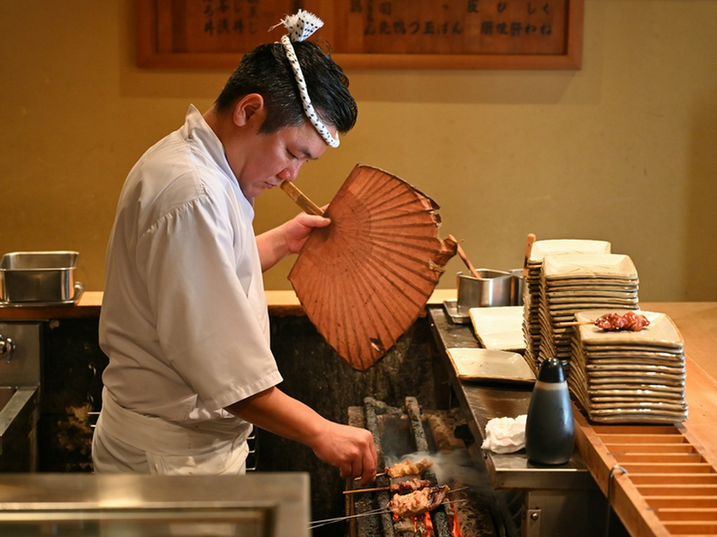 熟練された職人の焼き技で、至極の一串を味わう幸せ