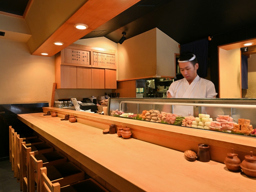 カウンターに座り、のんびりと贅沢な時間を満喫