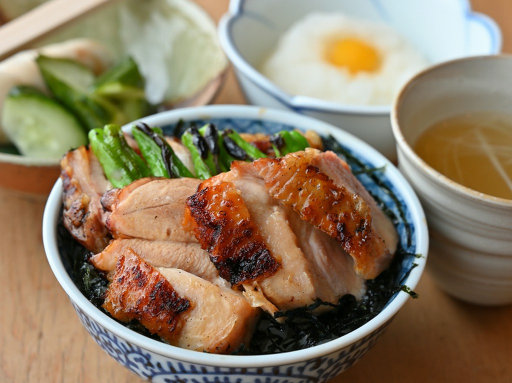 焼鳥だけでない、一品料理も充実