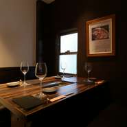 テーブル席に座れば、カウンター席に座る方と視線がぶつかることはありません。またテーブル席は1卓のみなので、ゲスト同士で会話ができ料理を楽しむことができる特別な空間となります。