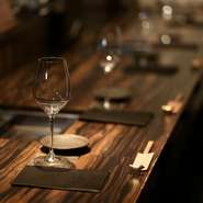 「焼肉店は、ひとりでは入りにくい」と思われる方も。【梅田 お初天神 大人の神戸牛焼肉】では、そんな心配は必要ありません。大人だからこそ満喫できる“ひとり焼肉”、堪能しましょう。