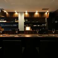 一階にはオーセンティックなバーがあるビルの、その二階。あまり目立つような仰々しさはありません。その場の雰囲気に、ひっそり溶け込んでいるような看板を頼りに訪れてみてください。