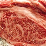 ロース好きにはたまらないステーキカットで！