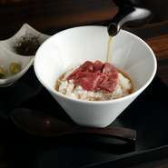 ご飯にもたっぷりのお肉が！　ご飯の上にたっぷりのお肉と自家製だしをかけるともはや言葉のいらない最強のご飯もの。
※＋700円でキャビア入り！　美味しさが倍増します！