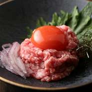 試行錯誤を繰り返した甘辛い特製タレと卵黄を混ぜることにより、味に一体感が生まれます。舌に絡みつくような味わいに、箸が止まりません。