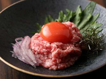 思わず笑みがこぼれてしまう、驚きのおいしさ『幻の炙りユッケ』