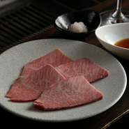 薄切りなら絶対にこれ！　両面をレアで焼きそれをお肉に合うように作られた自家製ポン酢と大根おろしで！