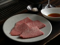 薄切りなら絶対にこれ！　両面をレアで焼きそれをお肉に合うように作られた自家製ポン酢と大根おろしで！