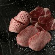 厚切りなのにとても柔らかい「タン元」、薄切りでおいしい定番「タン中」、噛めば噛むほど味が出る希少な顎部分「タンカルビ」という三種をご用意。