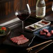 サッパリとした口当たりのキムチやナムルから始まり、主役の「神戸ビーフ」へと続いていくコースメニュー。「神戸ビーフ」のおいしさを堪能していただくためには、やはり『コース』。