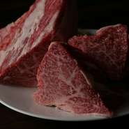 おいしい肉を求め、ひたすらさまよい続けた酒井シェフが「自店で扱うならこれしか考えられない」と、惚れ込んだ牛肉が「神戸ビーフ」の雌牛。肉の質、香り、味わいなど、全てにおいて納得した牛肉です。