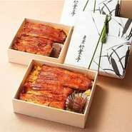 当店の味をご自宅でも！お店の味はそのままに、お持ち帰り専用の「鰻丼折」「鰻蒲焼折」「鰻真空パック」をご用意しております。ご家族・ご友人でのお集まりや、お土産・贈り物としてもおすすめです。