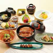 季節替わりの料理や器を楽しめる会席料理、人気の鰻料理を満喫できるコースを用意。長年愛されてきた豊かな味わいで宴会を盛り上げます。+3000円(税別)で飲み放題も付けられます。テーブル席の個室も完備。