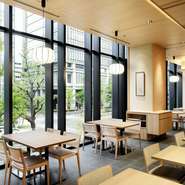 春夏秋冬で表情を変える銀杏並木がをお楽しみいただけます。日中は光が差し込み明るい店内となり、夜はしっとりとした雰囲気に。昼・夜ともに違った雰囲気を楽しめる和空間で、こだわりの料理をご堪能ください。