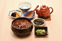 鰻は、まず、白焼き(素焼き)、続いてふっくらと蒸してから、タレを付けて焼き上げます。やわらかで程よく脂の乗った鰻、あっさりタレ、ご飯の相性は抜群。鰻とタレのしみたご飯を食すると思わずうなるおいしさです。