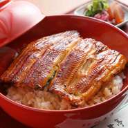 鰻は、まず、白焼き(素焼き)、続いてふっくらと蒸してから、タレを付けて焼き上げます。やわらかで程よく脂の乗った鰻、あっさりタレ、ご飯の相性は抜群。鰻とタレのしみたご飯を食すると思わずうなるおいしさです。