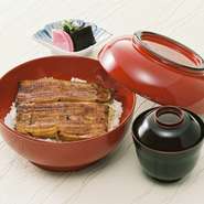 鰻は、まず、白焼き(素焼き)、続いてふっくらと蒸してから、タレを付けて焼き上げます。やわらかで程よく脂の乗った鰻、あっさりタレ、ご飯の相性は抜群。鰻とタレのしみたご飯を食すると思わずうなるおいしさです。