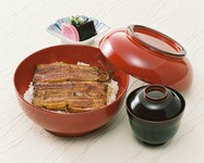 鰻は、まず、白焼き(素焼き)、続いてふっくらと蒸してから、タレを付けて焼き上げます。やわらかで程よく脂の乗った鰻、あっさりタレ、ご飯の相性は抜群。鰻とタレのしみたご飯を食すると思わずうなるおいしさです。