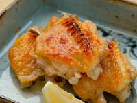 肉の旨みを閉じ込めながら、焼き上げました。パリパリ食感の皮目と肉汁ジンワリの肉を満喫できます。