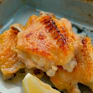 肉の旨みを閉じ込めながら、焼き上げました。パリパリ食感の皮目と肉汁ジンワリの肉を満喫できます。