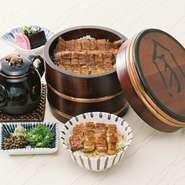 人気の逸品。1杯目はお茶碗によそい、鰻本来の旨さとタレの染みたご飯をお楽しみください。2杯目は山葵・ねぎ・実山椒の、薬味をのせて。3杯目はお出汁をかけてお茶漬けでどうぞ。