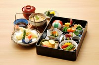 バラエティ豊かな料理と天ぷら、季節のご飯などが付いたランチ限定の弁当。舌でも目でも楽しめてボリュームもあると人気です。追加料金でご飯を鰻半丼に変更可能。