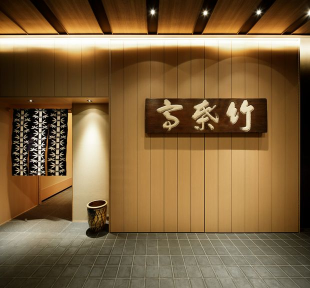 本町駅13番出口より徒歩2分、ビルディング南側の入口より2階へ