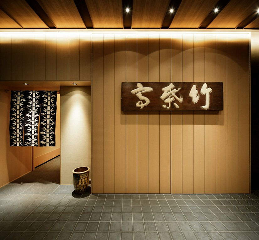 本町駅13番出口より徒歩2分、ビルディング南側の入口より2階へ