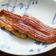 一度白焼(素焼)をしてから蒸し、タレを付けて焼き上げる鰻蒲焼。ふっくらやわらかで、あっさりしたタレなので鰻本来の旨さを味わえます。