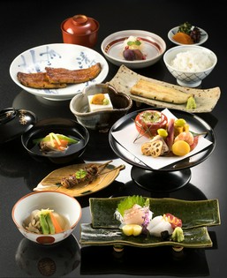料理と器で季節を楽しむ『花会席』