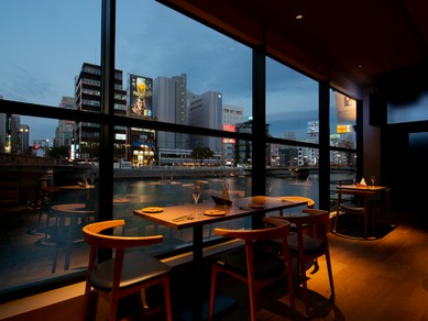 抜群の景観を見渡すリバーサイドで、日常を離れた癒しのひととき