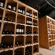 上階とは全く異なる空気に包まれた地下のワインセラー。徹底した温度や湿度管理のもと、200種類を超えるボルドーワインが並びます。ウォークインセラーがあり、お気に入りの銘柄を見つけたら購入も可能です。