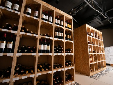 広々とした地下ワインセラーに、上質なボルドーワインがずらり