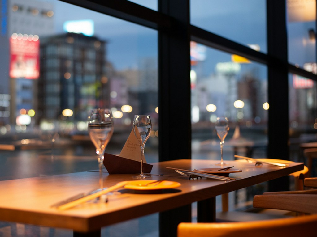 那珂川の風景を眺めながら、窓際の特等席で素敵な大人デート