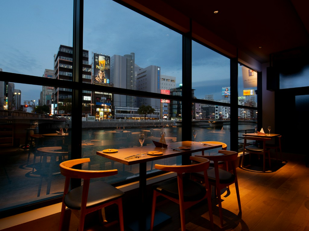 那珂川を見渡す絶好の立地。大人が集まる落ち着いたワインバー