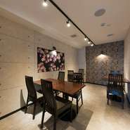 デートや接待、各種宴会など多彩なシーンに対応する一軒。カウンター4席、テーブル16席を用意する店内は、最大24名までの収容が可能。貸し切りでの利用にも対応しており、詳しくは店舗まで問い合わせください。