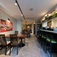 店内はスタイリッシュかつモダンな雰囲気、壁に飾られた桜の絵画は「移転時に咲いていた桜の景色と、初心の気持ちを忘れないように」と掲げられているのだとか。お洒落な食のひとときを満喫してみませんか。