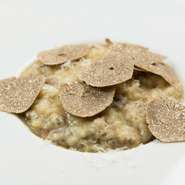 濃厚な香りを楽しむ「ブラウンマッシュルーム」は、ニンニクと共に炊き込こんでクリームリゾットに。秋トリュフを贅沢にトッピングしたら、料理人自慢『ブラウンマッシュルームと秋トリュフのリゾット』の完成です。