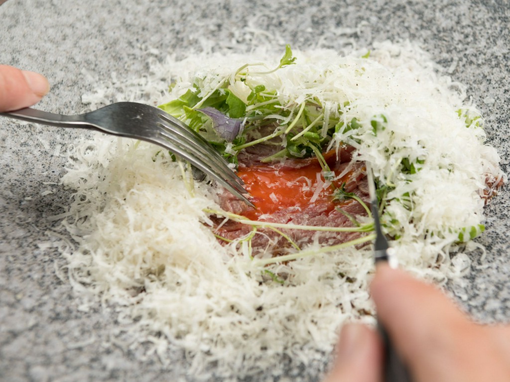 芳醇なひと皿『阿波牛の炙りと温泉卵　たっぷりのパルミジャーノ・レッジャーノと共に』