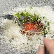 上質な「阿波牛」はさっと炙り、シェフが選び抜いた「オレンジエッグ」は温泉卵に。トリュフの入ったチーズと共に、口の中で蕩ける食感を楽しむ芳醇なひと皿です。