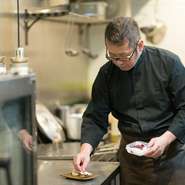 「食事の主役はあくまでもお客さまと考え、お客さまのシーンに寄り添った料理を提供するようにしています」と料理人。ゲストが主役のもてなしは、特別な食事をより一層忘れ難いものとしてくれることでしょう。