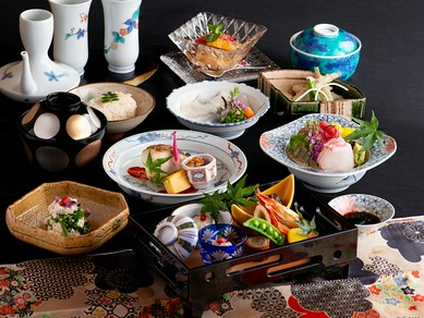本格和食を堪能できる『月替わり 旬の食材を使った会席コース』