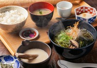 自慢の麦とろと温かいお蕎麦の両方を楽しめる人気御膳。鶏ガラ・鰹節・干し椎茸を使い、じっくり旨みを抽出した出汁と八女茶蕎麦の相性が絶品で、ほっこり和めるおいしさ。味わいもボリュームも大満足です！