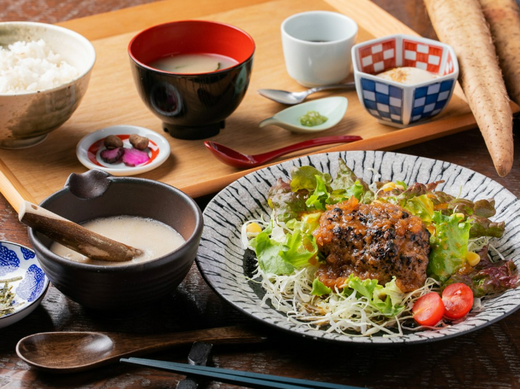 濃厚な旨みを軽やかに楽しめる『麦とろ黒毛和牛ハンバーグ膳』